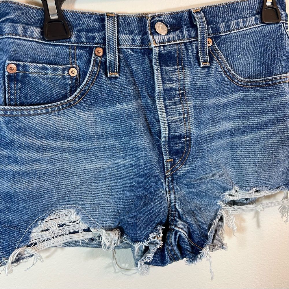 ✨ Levi’s Women’s 501 Distressed Shorts 27 - Picture 2 of 12